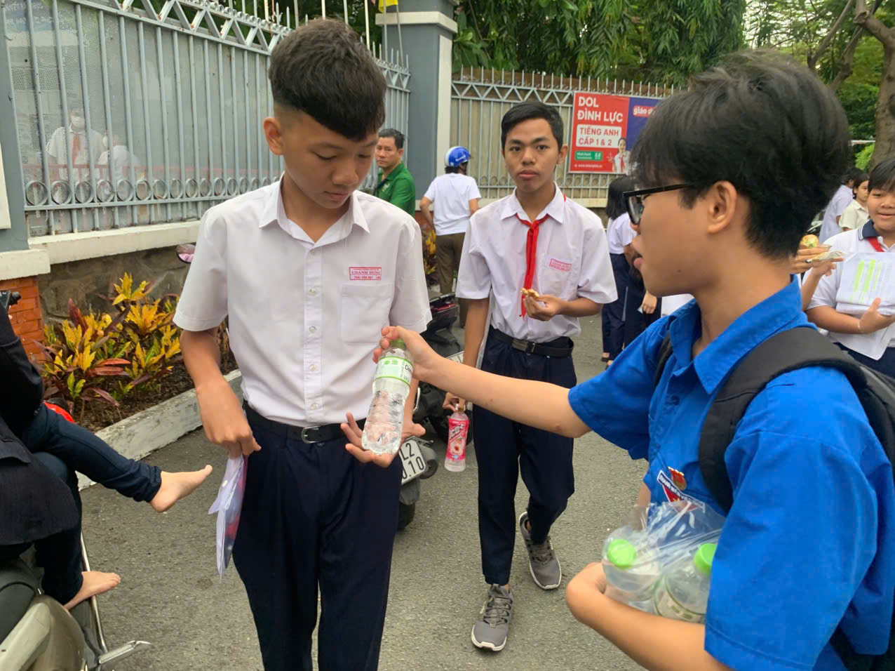 Ce n'est pas parce que les candidats se rendent encore seuls au centre d'examen de 10e année que c'est pour cette raison... - Photo 3. Không phải thí sinh vẫn tự đến điểm thi lớp 10 vì điều này... - Ảnh 3.