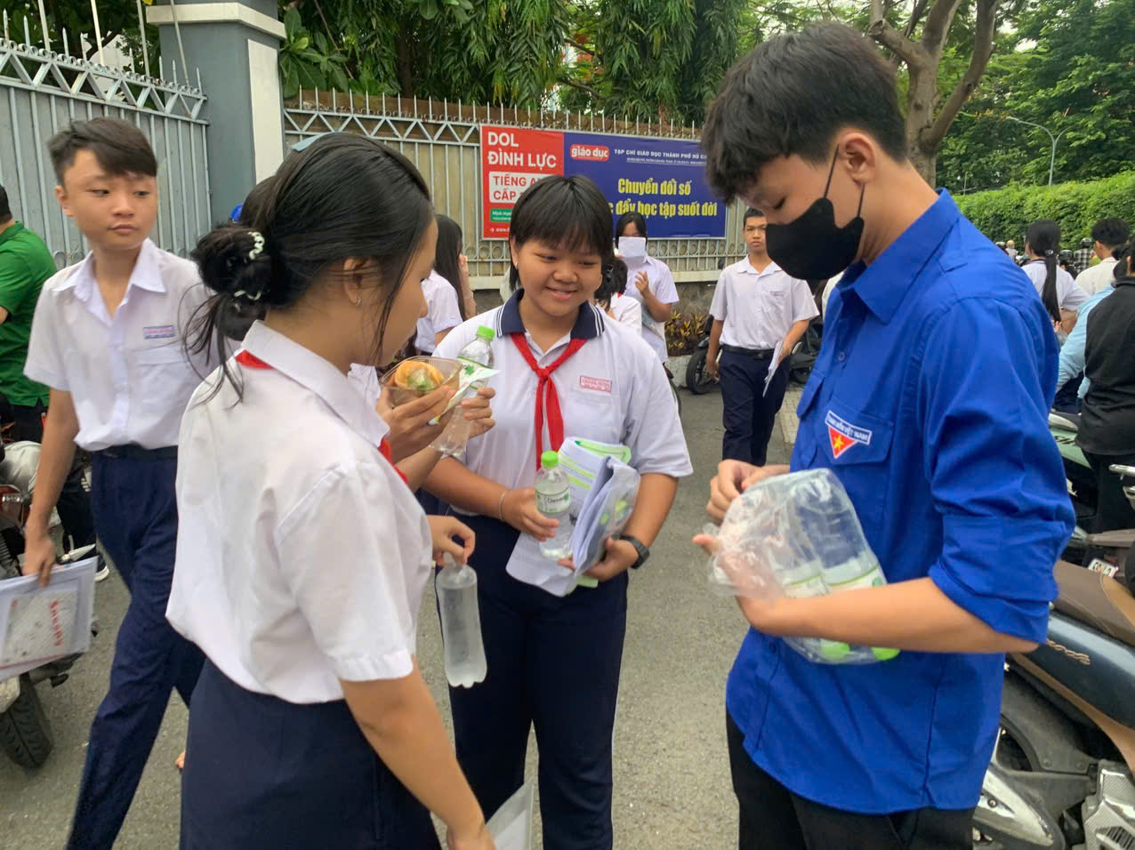 Ce n'est pas parce que les candidats se rendent encore seuls au centre d'examen de 10e année que c'est... - Photo 4. Không phải thí sinh vẫn tự đến điểm thi lớp 10 vì điều này... - Ảnh 4.