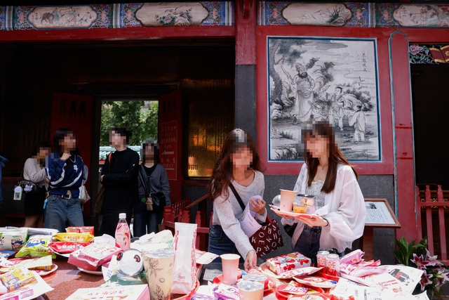 Săn vé BTS: Khi fan cầu cứu 'thế giới tâm linh' - Ảnh 1.