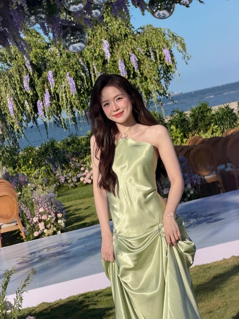 Sau khi sinh con, diễn viên Sam được khen ngày càng xinh đẹp, mặn mà.