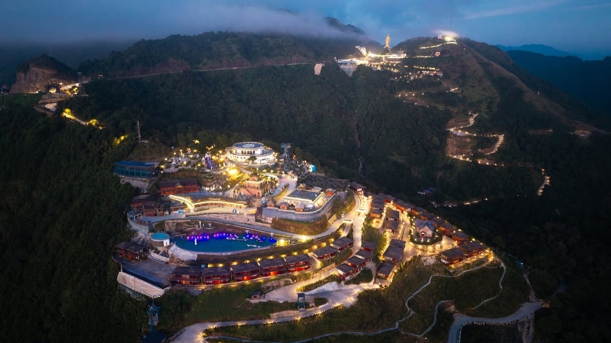 Pemandangan panorama kawasan pelancongan O Quy Ho Heaven's Gate yang berkilauan dalam kabus malam, kemuncak pelancongan, relaksasi dan pengalaman di puncak O Quy Ho Pass, Lai Chau. Foto: Pham Hoai. Toàn cảnh Khu du lịch Cổng Trời Ô Quy Hồ lung linh trong màn sương đêm, điểm nhấn du lịch nghỉ dưỡng và trải nghiệm trên đỉnh đèo Ô Quy Hồ, Lai Châu. Ảnh: Phạm Hoài.