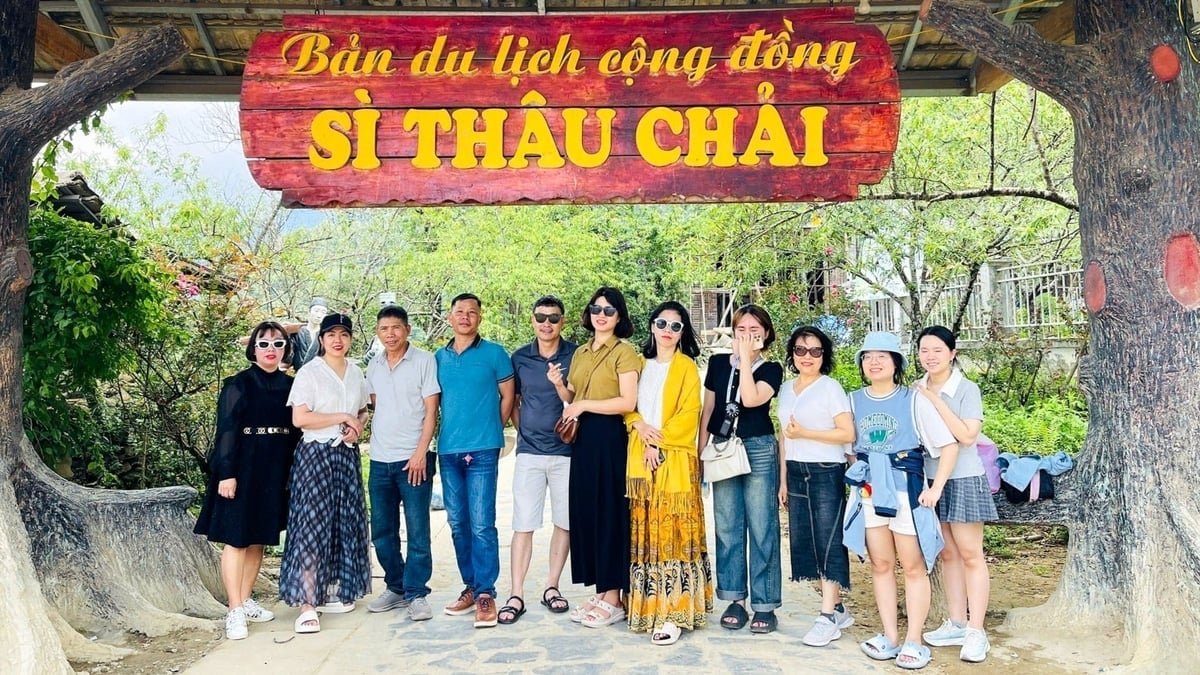 Pintu masuk ke perkampungan pelancongan komuniti Sì Thâu Chải – tarikan utama yang menarik pelancong dalam perjalanan mereka untuk meneroka pelancongan hijau di Lai Châu. Foto: Thanh Hương. Cổng bản du lịch cộng đồng Sì Thâu Chải – điểm nhấn thu hút du khách trong hành trình khám phá du lịch xanh ở Lai Châu. Ảnh: Thanh Hương.