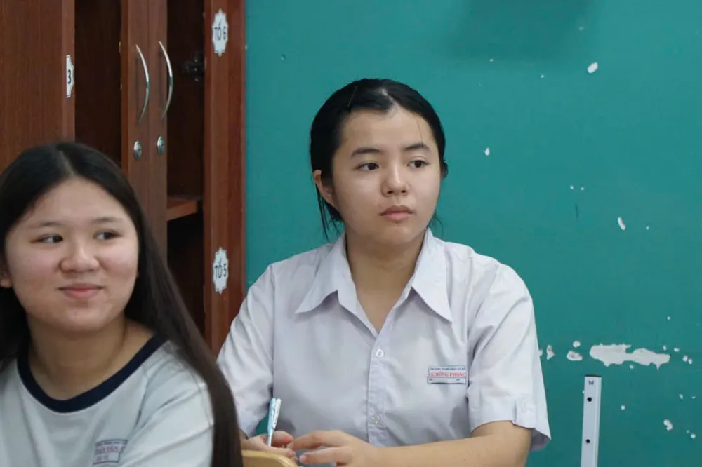 Des étudiants de l'île de Con Dao se rendent sur le continent pour passer des examens. Photo : Tien Phong.