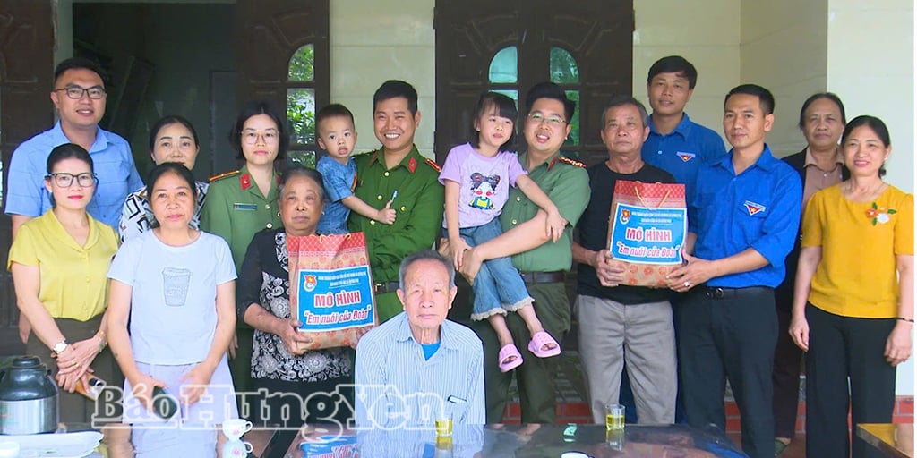 Chi đoàn Công an xã Quỳnh Phụ trao tiền hỗ trợ cho hai cháu Nguyễn Thị Như Anh và Nguyễn Như Trường ở thôn Bình Ngọc theo mô hình “Em nuôi của Đoàn”.
