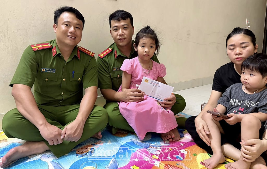Đại diện Chi đoàn Công an xã Nghĩa Trụ trao tiền hỗ trợ cho cháu Lê Hạnh Nguyên, học sinh Trường Tiểu học và THCS Tô Hiệu.