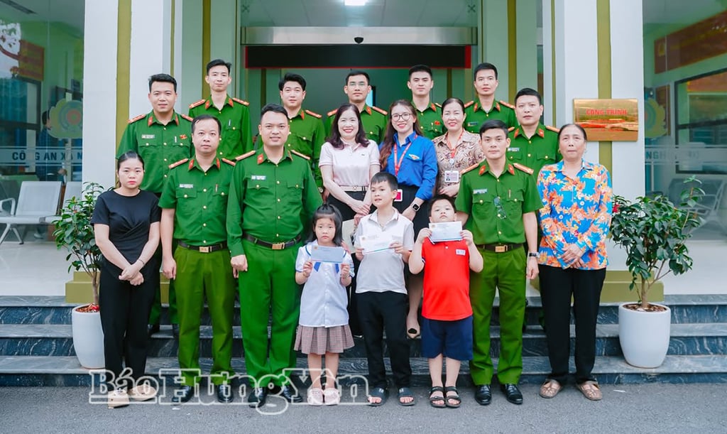 Đại diện Đoàn Thanh niên xã Nghĩa Trụ, Chi đoàn Công an xã Nghĩa Trụ trao tiền hỗ trợ mô hình 