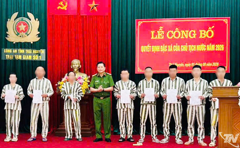 Duong Dinh Thanh ezredes, a Tartományi Rendőrség igazgatóhelyettese ismertette az amnesztiáról szóló határozatot a Tartományi Rendőrség 1. számú Fogvatartási Központjában rehabilitáción részt vevő fogvatartottakkal.
