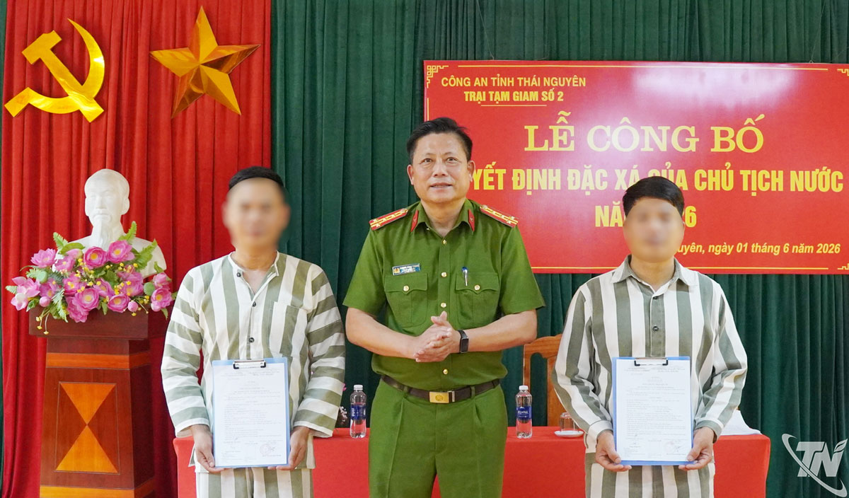 Duong Dinh Thanh ezredes, a Tartományi Rendőrség igazgatóhelyettese ismertette az amnesztiáról szóló határozatot a 2. számú fogvatartási központban rehabilitáción részt vevő fogvatartottakkal.