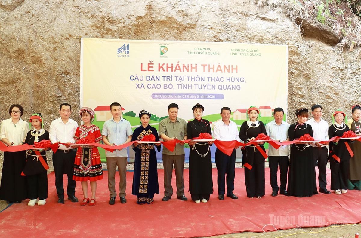 Các đại biểu cắt băng khánh thành công trình cầu thiện nguyện dân sinh tại xã Cao Bồ.