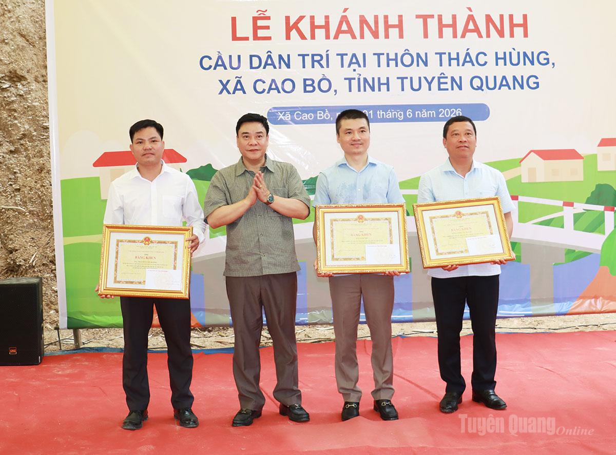 Đồng chí Hoàng Gia Long, Phó Chủ tịch UBND tỉnh trao Bằng khen của Chủ tịch UBND tỉnh các tập thể, cá nhân có thành tích trong thực hiện công tác an sinh xã hội trên địa bàn xã Cao Bồ.