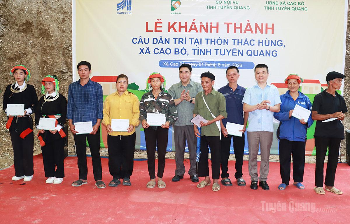 Đồng chí Hoàng Gia Long, Phó Chủ tịch UBND tỉnh và lãnh đạo Báo Dân trí tặng quà cho hộ nghèo xã Cao Bồ.