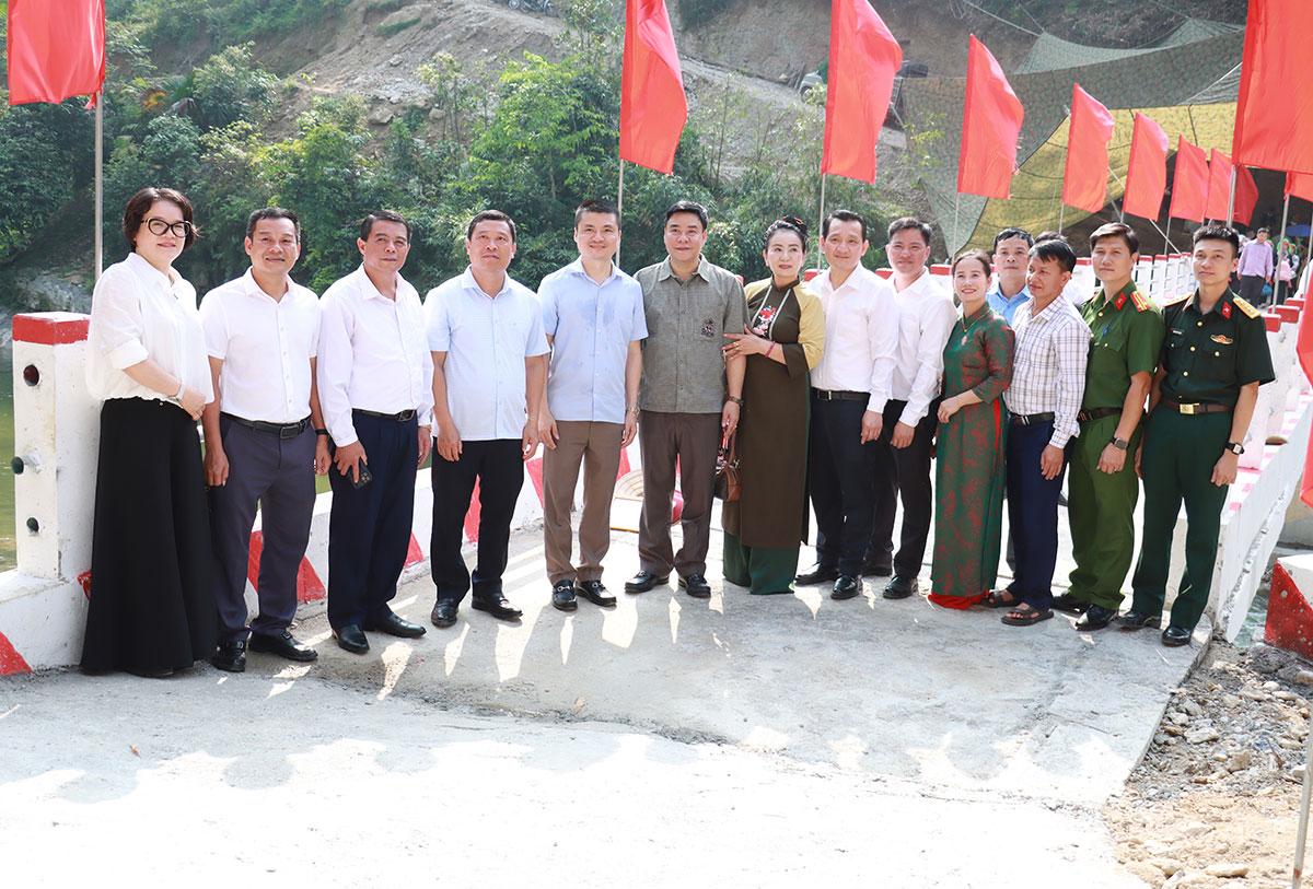Các đại biểu tham quan công trình cầu dân sinh vừa được khánh thành.