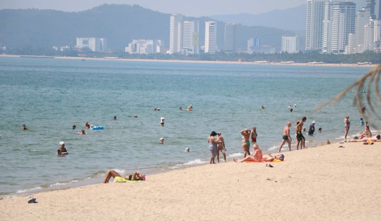 Du khách nước ngoài phơi nắng, tắm biển trên vịnh Nha Trang. Ảnh: KS.
