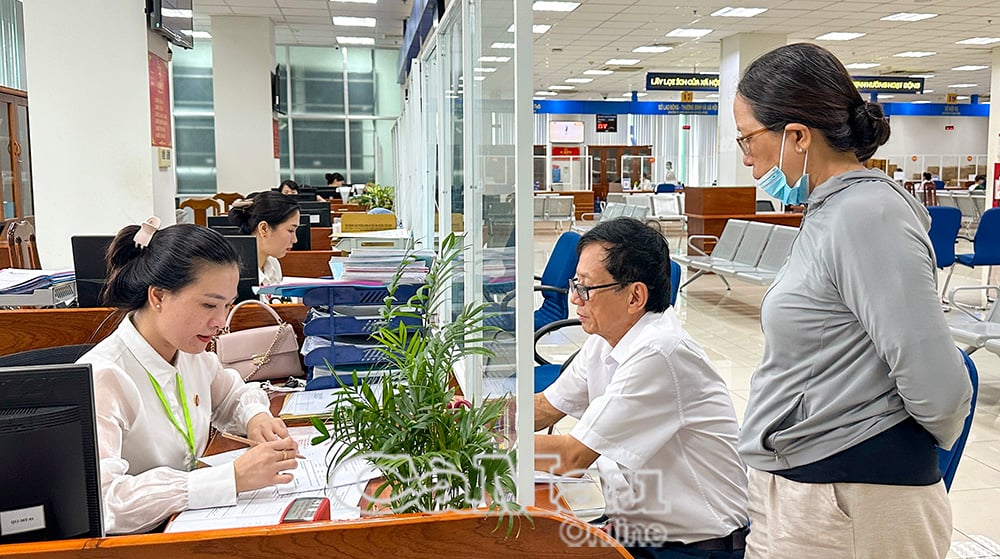지방 행정절차센터의 공무원들은 시민들을 위한 행정절차를 처리합니다.