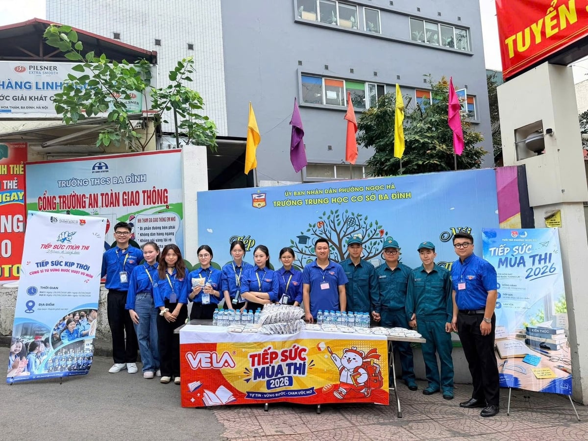 Anh Nguyễn Hưng Bắc, đoàn viên thanh niên phường Ngọc Hà (ngoài cùng bên phải) tham gia tiếp sức mùa thi tại Trường THCS Ba Đình. Ảnh: Phú Quang.