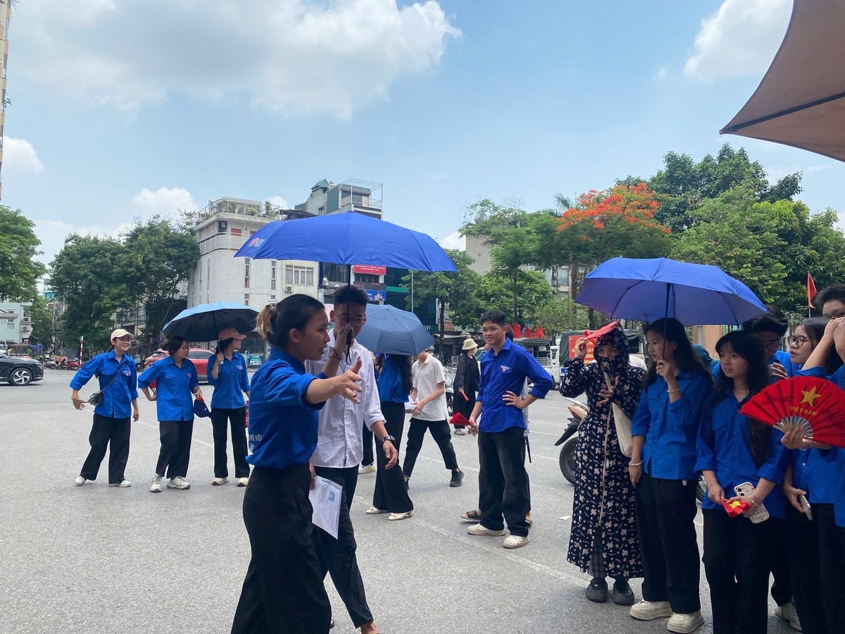Em Nguyễn Cao Thục Nhi, sinh viên Khoa Luật, Trường Đại học Mở Hà Nội hỗ trợ thí sinh tại điểm thi THCS Tân Mai (phường Tương Mai). Ảnh: Phú Quang.