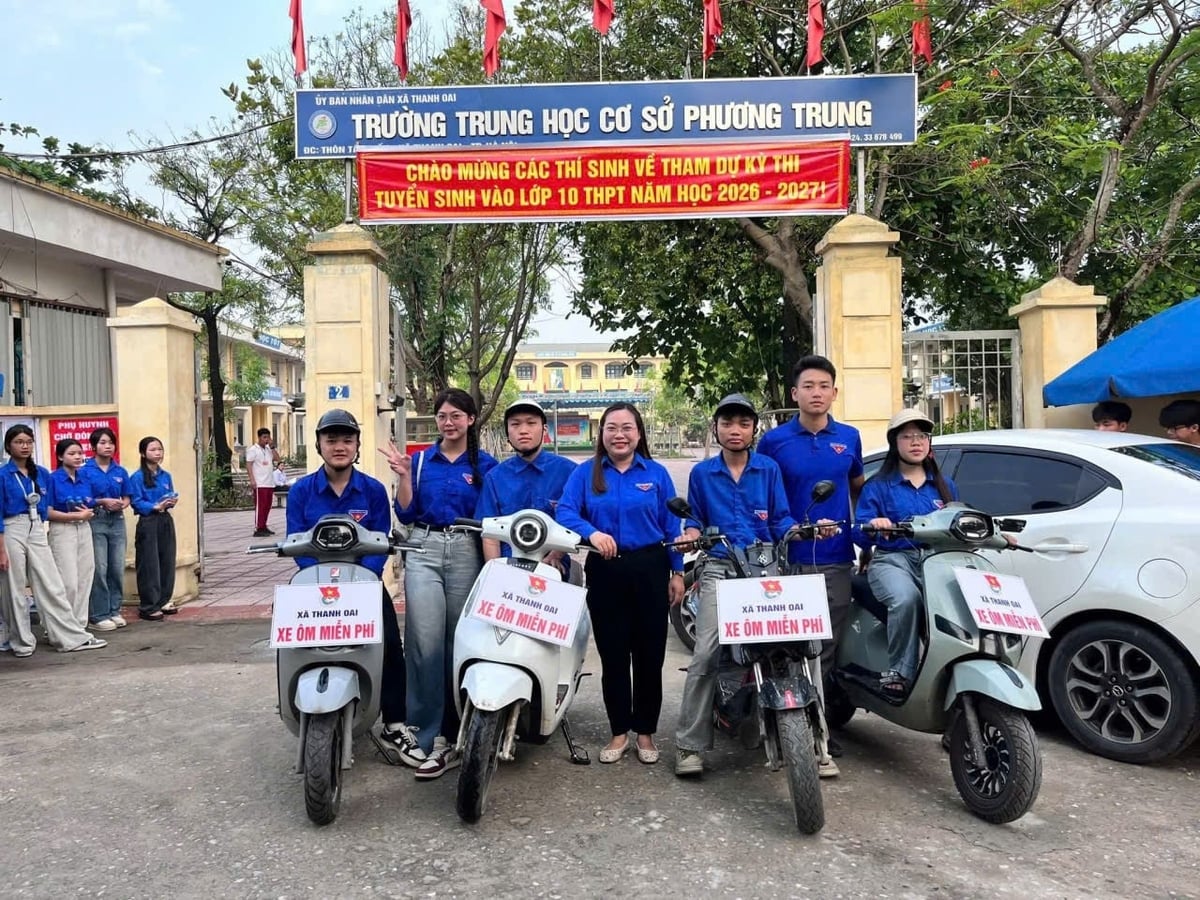 Đội hình xe ôm miễn phí phục vụ tại điểm thi Trường THCS Phương Trung (xã Thanh Oai). Ảnh: Mặt trận Thanh Oai.