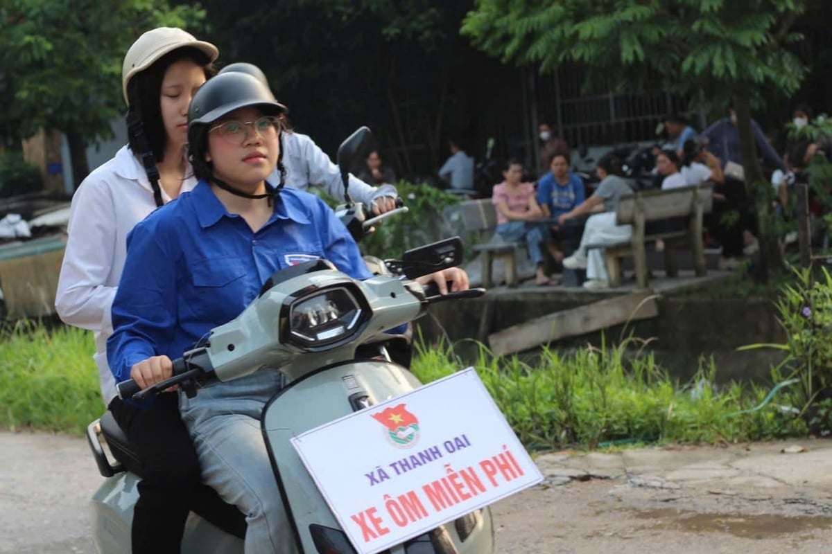 Các thi sinh gặp khó khăn sẽ được các tình nguyện viên hỗ trợ di chuyển đến điểm thi. Ảnh: Mặt trận Thanh Oai.