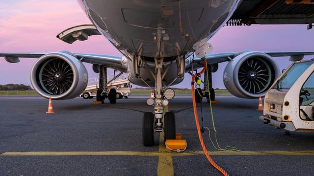 Nga cấm tạm thời xuất khẩu nhiên liệu máy bay. - Ảnh 1.