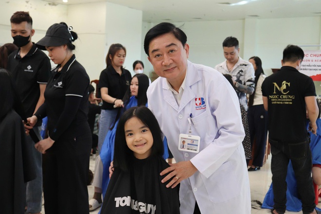 Stovky dárků byly 1. června předány dětským pacientům - Foto 6. Hàng trăm phần quà đến với bệnh nhi dịp 1/6- Ảnh 6.