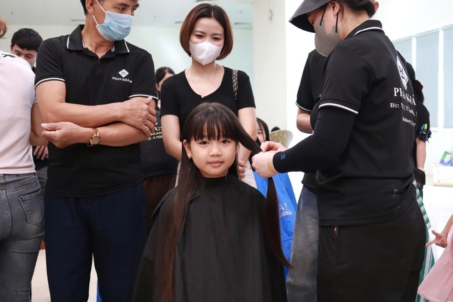 Stovky dárků byly 1. června předány dětským pacientům - Foto 8. Hàng trăm phần quà đến với bệnh nhi dịp 1/6- Ảnh 8.