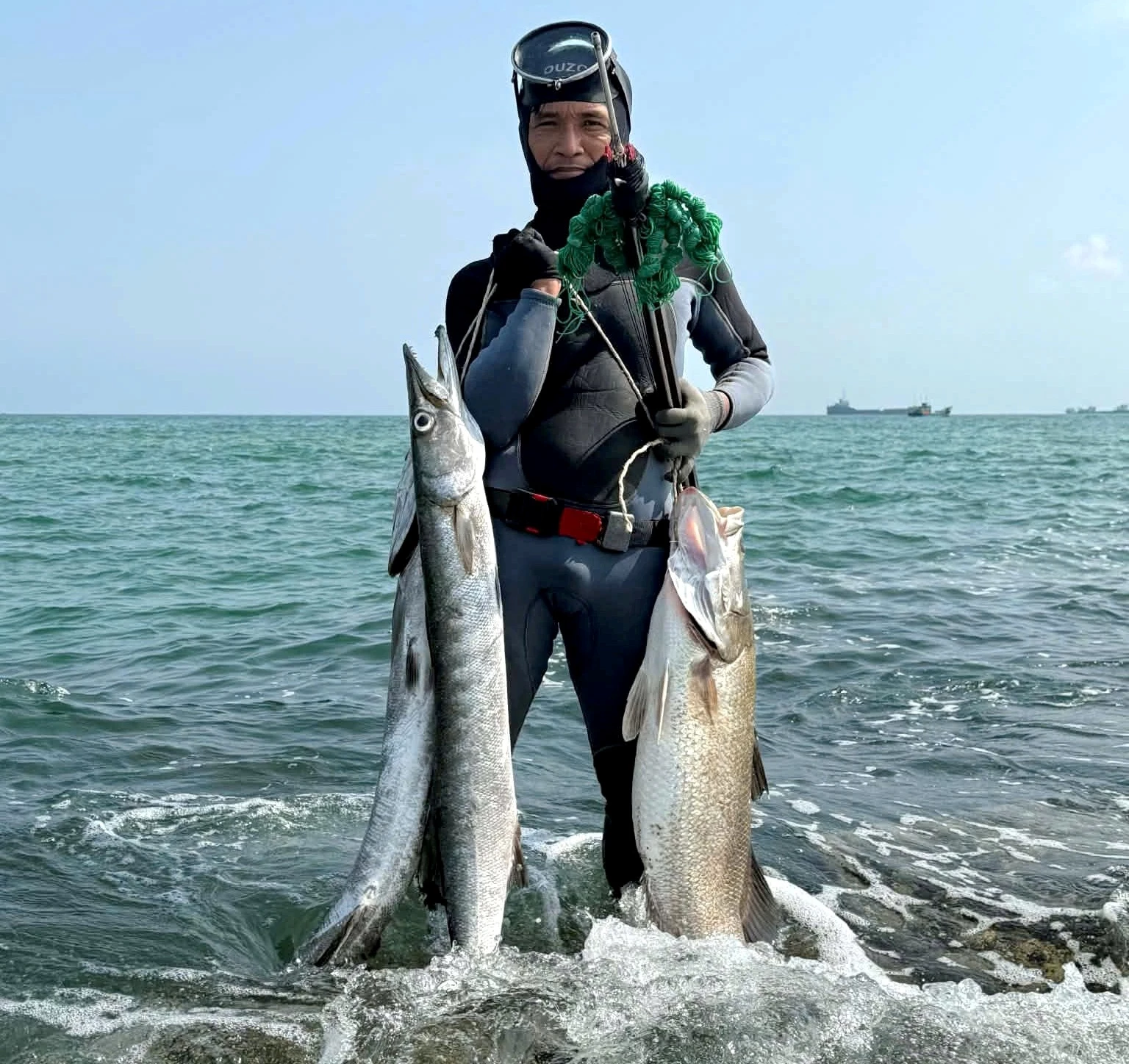 Il signor Nguyen Van Sinh con un gruppo di pesci del peso di decine di chilogrammi, appena pescati nelle barriere coralline vicino al porto di Cua Viet - Foto: D.V.