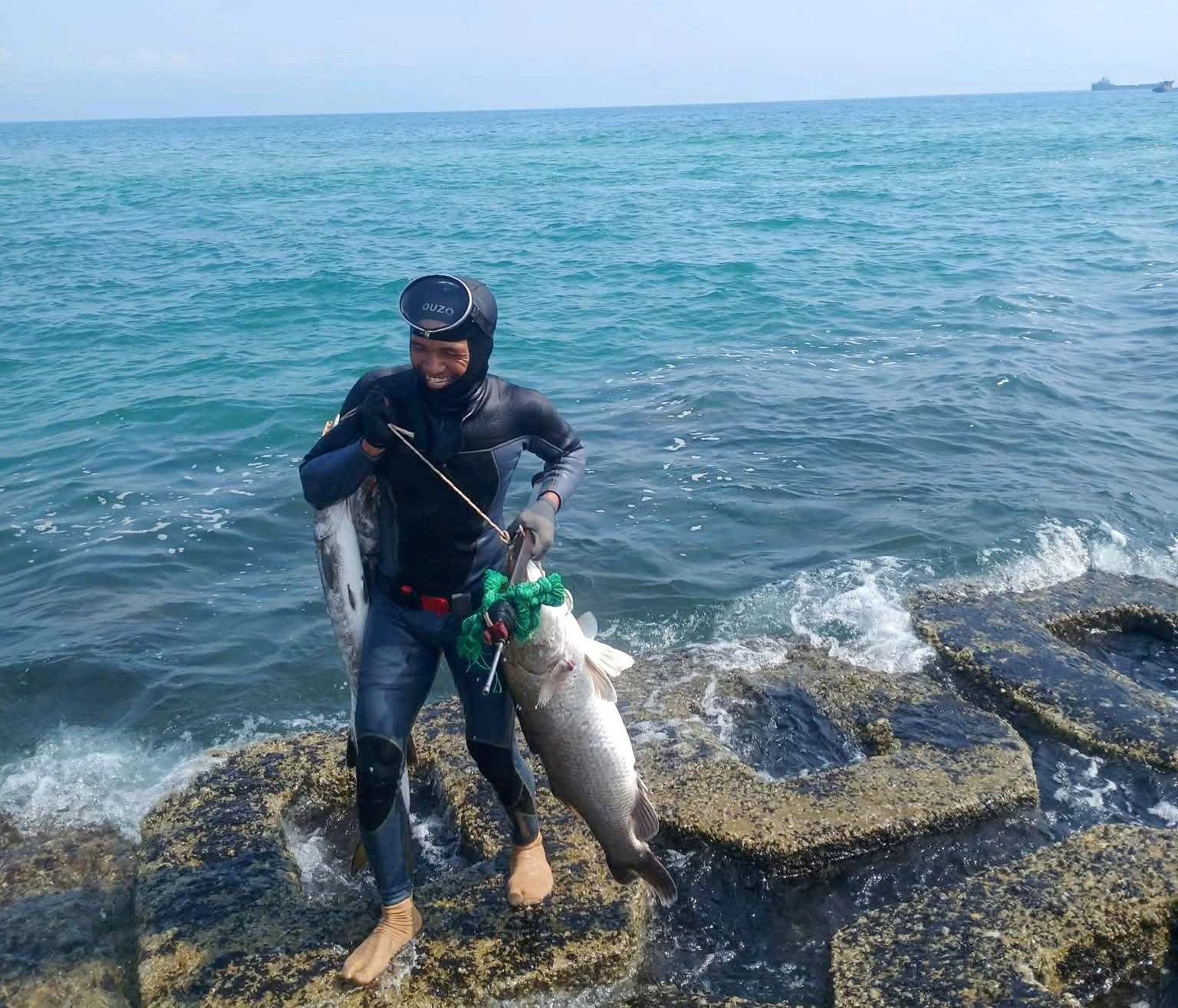 Per il signor Nguyen Van Sinh, la pesca subacquea non è solo un mezzo di sostentamento, ma anche una passione e un hobby. - Foto: D.V.