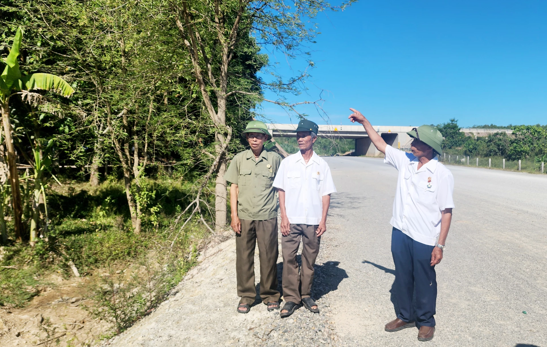 I veterani del villaggio di Huong Phuong, nella comune di Quang Trach, sono stati dei pionieri nel donare terreni e bonificare il suolo per la costruzione di progetti chiave - Foto: T.L.