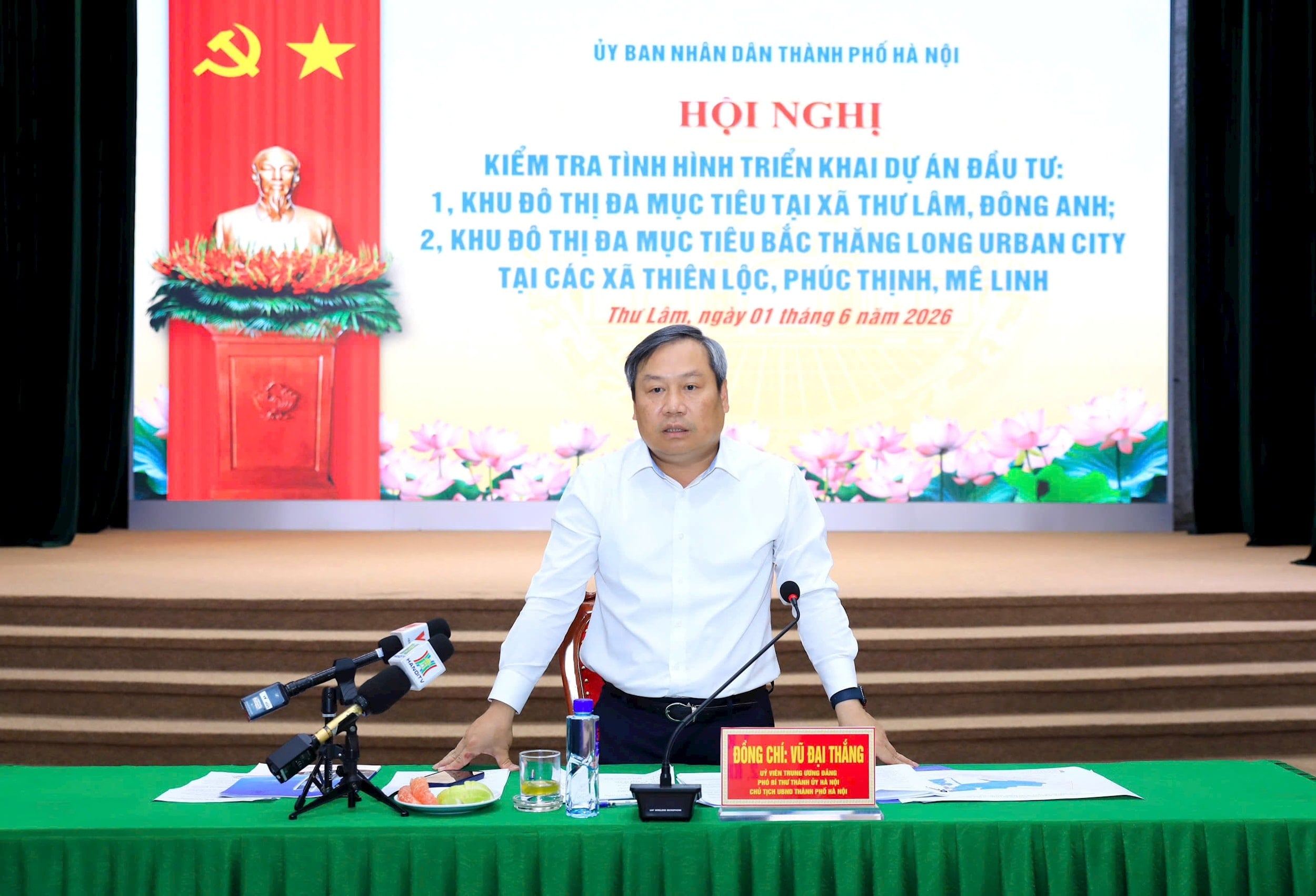 하노이 인민위원회 위원장이 회의에서 폐회사를 하고 있다. - anh-viet-thanh.jpg