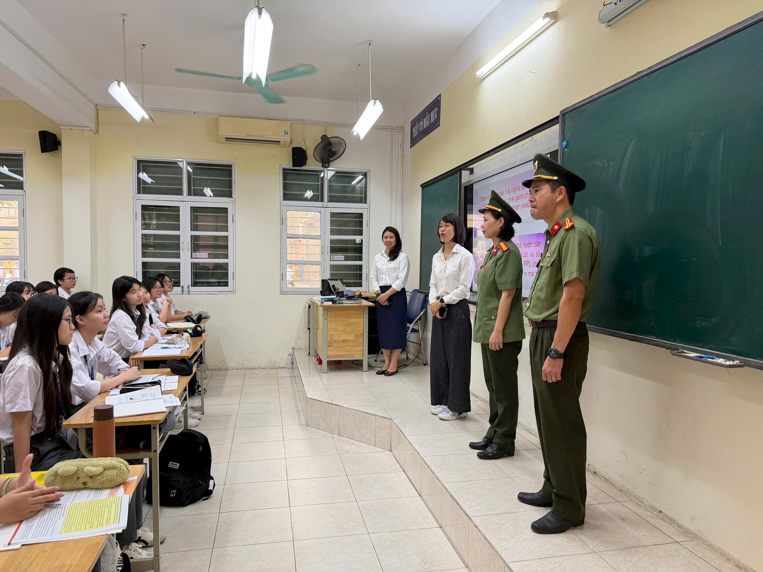 옌화동 경찰은 옌화고등학교와 협력하여 학생들이 부적절한 물품을 학교에 반입하지 않도록 일부 교실에 대한 불시 점검을 실시했습니다. (이미지: PV.jpg)