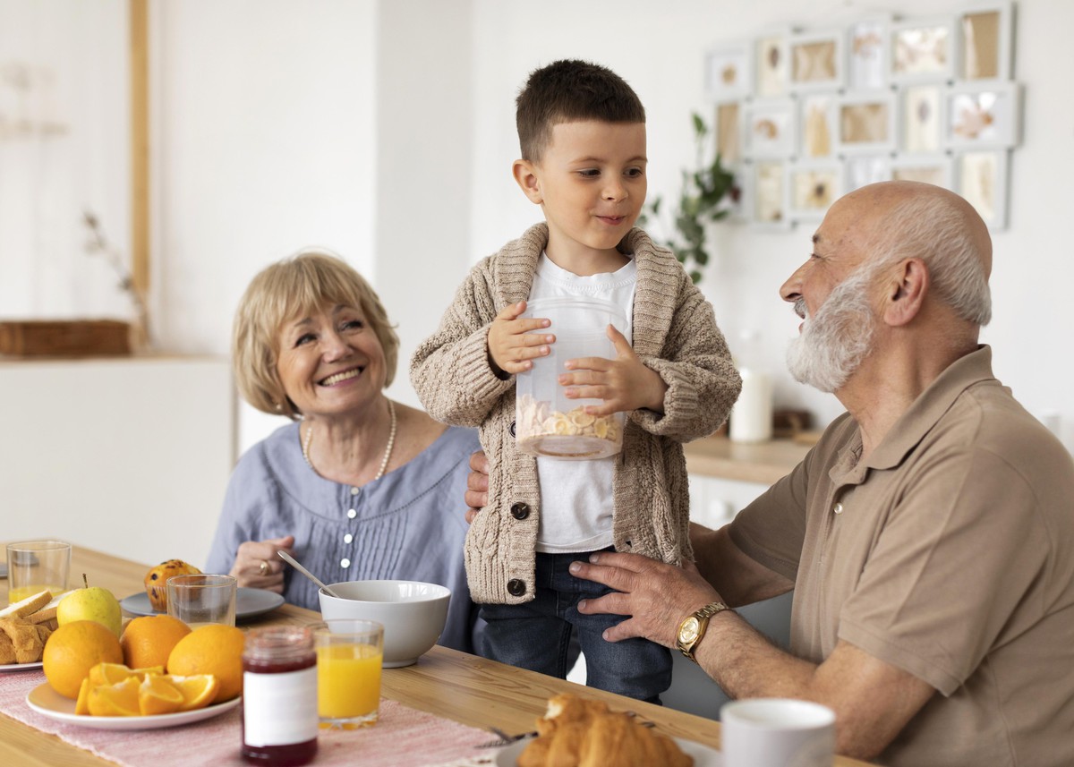 Cháu nghỉ hè, ông bà nuông chiều theo mọi sở thích- Ảnh 1.