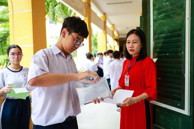 Thi lớp 10 TP.HCM: Đề tiếng Anh khó đạt điểm tuyệt đối - Ảnh 1.