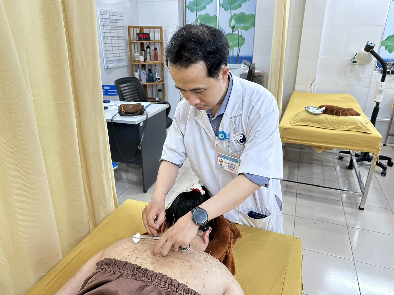 Áp lực cột sống ở người trẻ - Ảnh 2.