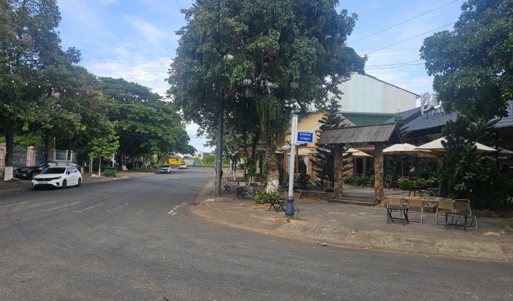 Quang Ngai eyaletinin Cam Thanh bölgesinde bir yol.