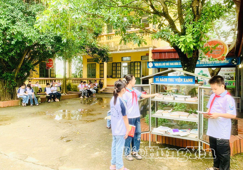 Học sinh Trường Tiểu học Cộng Hòa, xã Ngự Thiên đọc sách tại “Tủ sách thư viện xanh”.