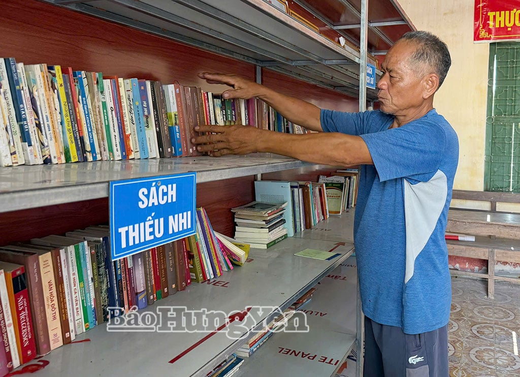 Người dân thôn Mai Viên, xã Hiệp Cường lựa chọn sách trong không gian thư viện tại nhà văn hóa thôn.