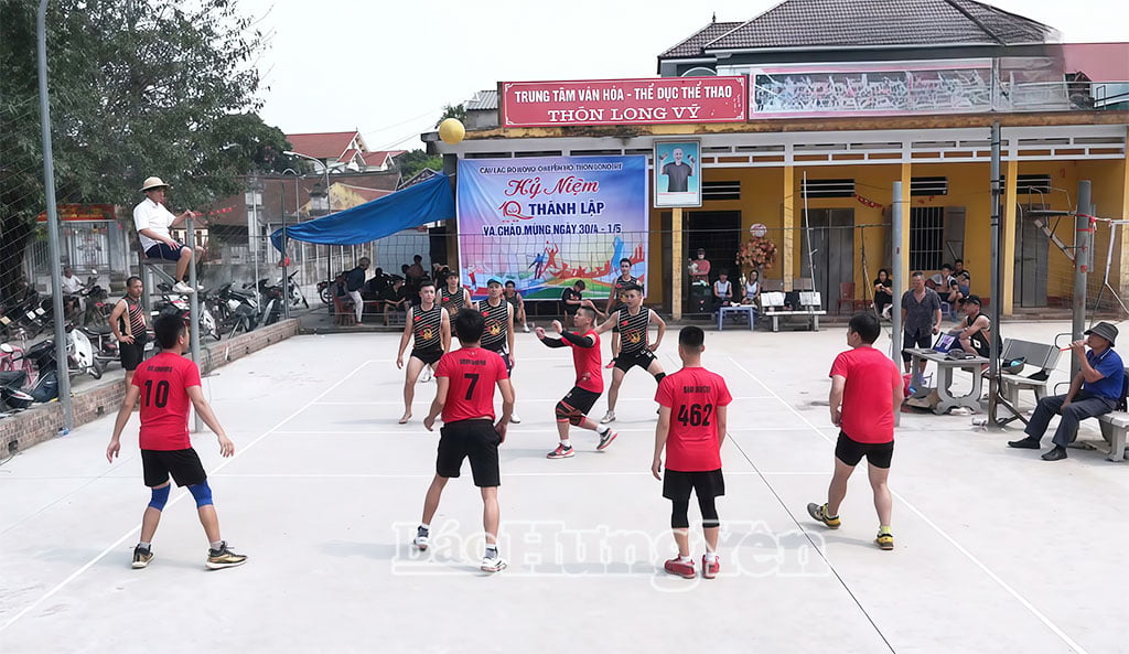 Kulturní centrum ve vesnici Long Vy (obec Viet Yen) je místem, kde se pro místní obyvatele konají rušné kulturní a sportovní aktivity.
