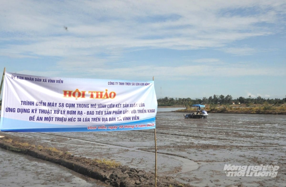 UBND xã Vĩnh Viễn phối hợp cùng các doanh nghiệp tổ chức hội thảo trình diễn máy sạ cụm trong mô hình liên kết sản xuất lúa ứng dụng kỹ thuật xử lý rơm rạ và bao tiêu sản phẩm. Ảnh: Trung Chánh.