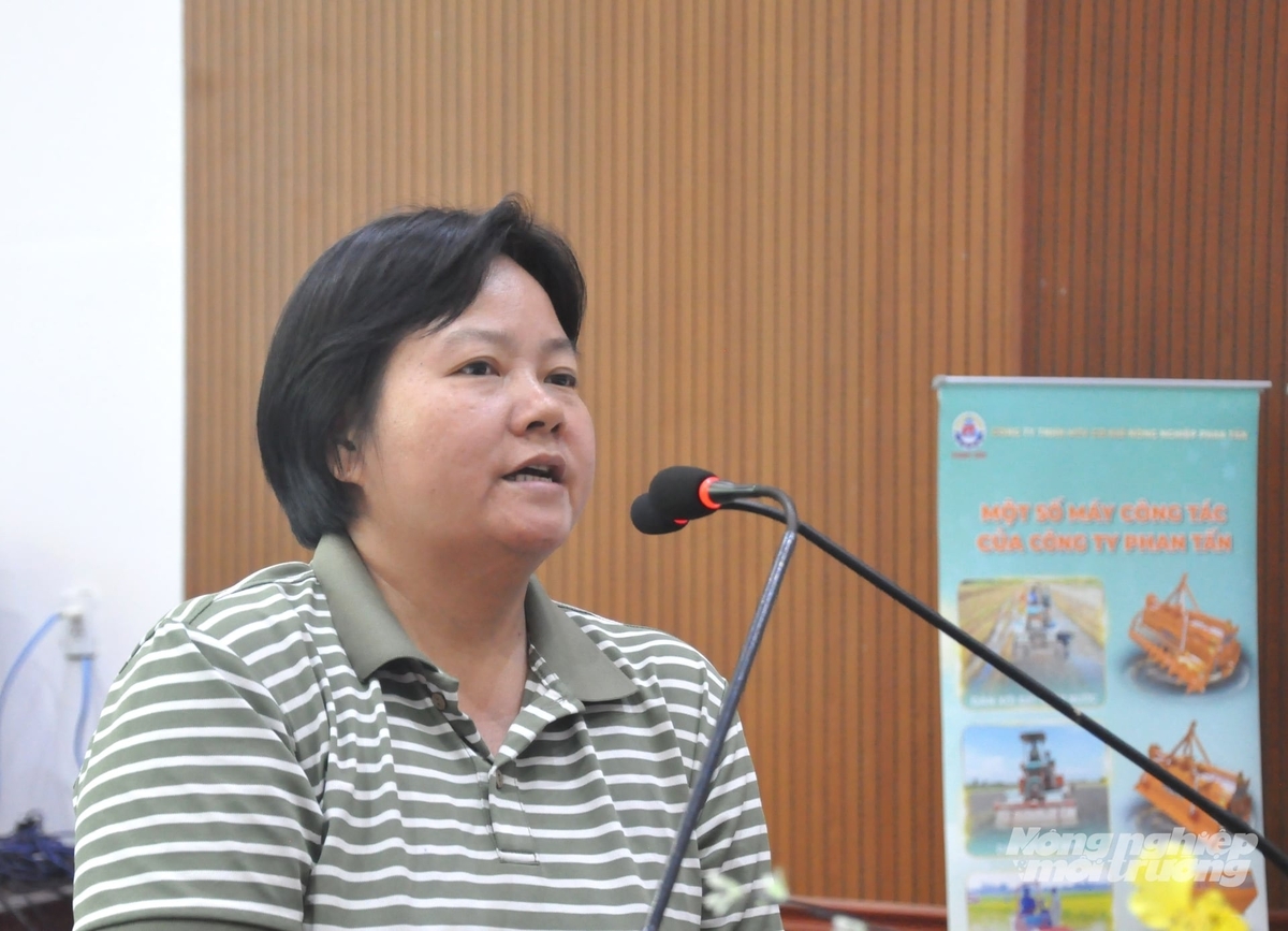 Bà Đào Thị Như Hè, Giám đốc Công ty TNHH Thương mại Dịch vụ Sài Gòn Kim Hồng trình bày về ưu điểm của máy sạ cụm - giải pháp giúp nông dân sản xuất lúa giảm phát thải. Trung Chánh.