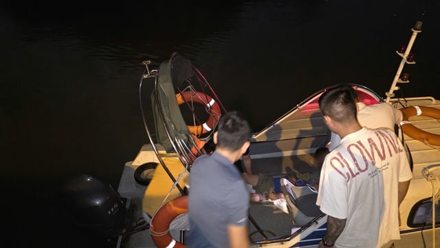 Poskytnutí neodkladné lékařské pomoci turistovi s podezřením na mrtvici v Quan Lan - Foto 1. Cấp cứu du khách nghi đột quỵ tại Quan Lạn- Ảnh 1.
