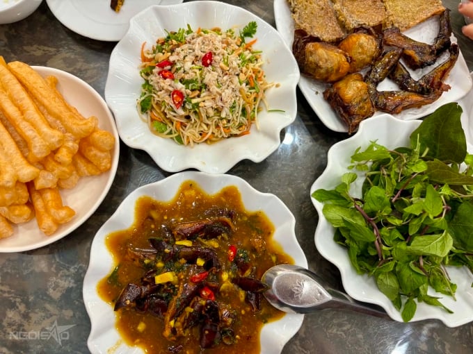 Sam biển - đặc sản '16 chân, 4 mắt' ở Quảng Ninh không phải ai cũng dám thử - Ảnh 2.