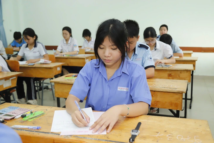 Aufnahmeprüfung für die 10. Klasse in Mathematik in Ho-Chi-Minh-Stadt - Bild 1. Đề thi môn toán tuyển sinh lớp 10 TP.HCM - Ảnh 3.