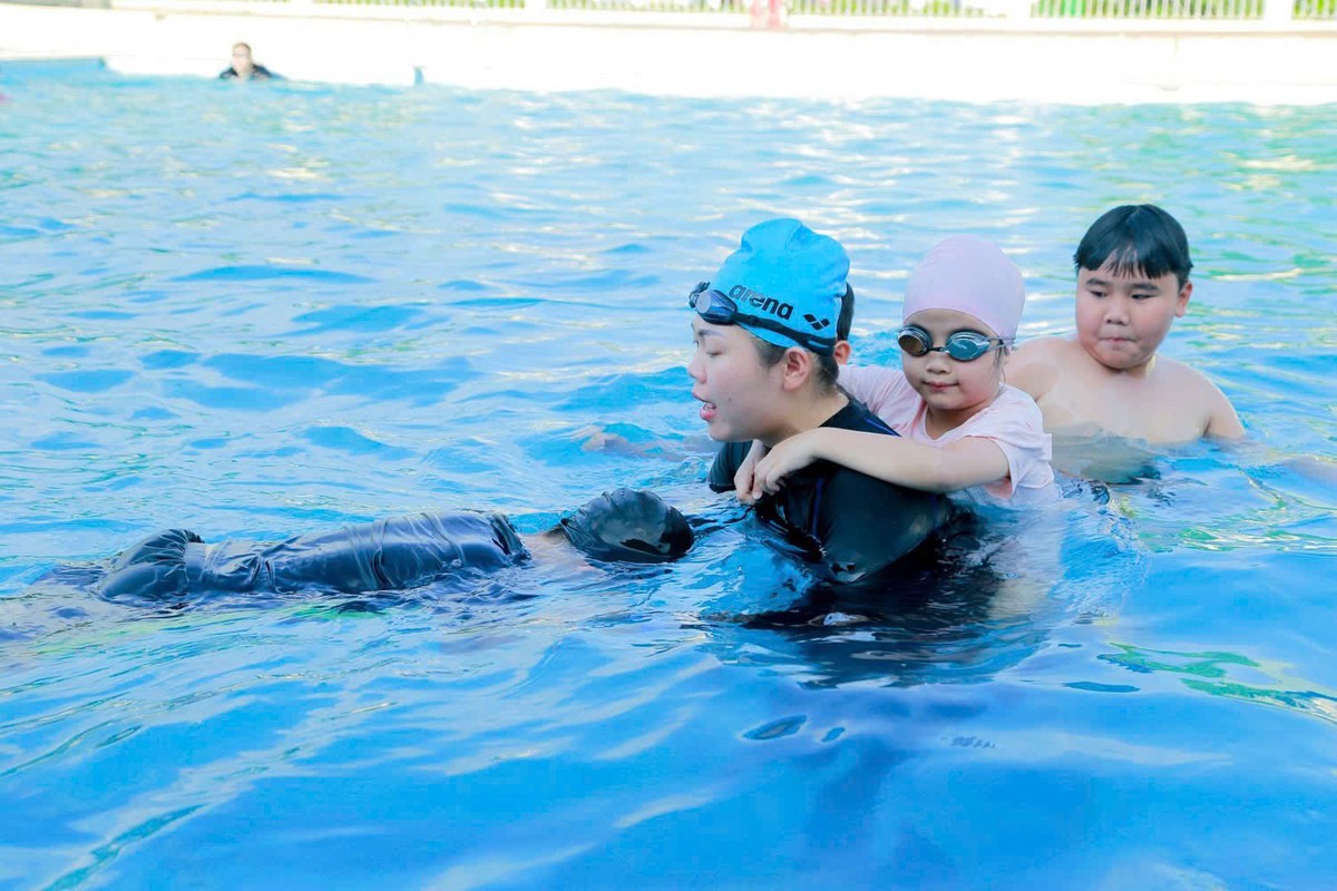 Quang Ninh organizza lezioni di nuoto gratuite per bambini - Foto 2. Quảng Ninh tổ chức các lớp dạy bơi miễn phí cho trẻ- Ảnh 2.