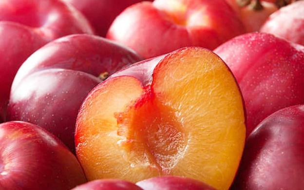 Apa saja manfaat kesehatan dari mengonsumsi buah plum? - Foto 2. Quả mận không chỉ giúp giải nhiệt mà còn tốt cho tim mạch, xương khớp