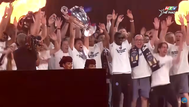 PSG oslavuje zisk druhé trofeje Ligy mistrů v řadě - Foto 1. PSG đón mừng chiếc cúp Champions League lần thứ 2 liên tiếp- Ảnh 1.