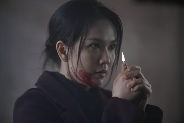 Ngọc Trinh ngậm ngùi khi Thẩm mỹ viện âm phủ thất bại tại rạp chiếu - Ảnh 2.