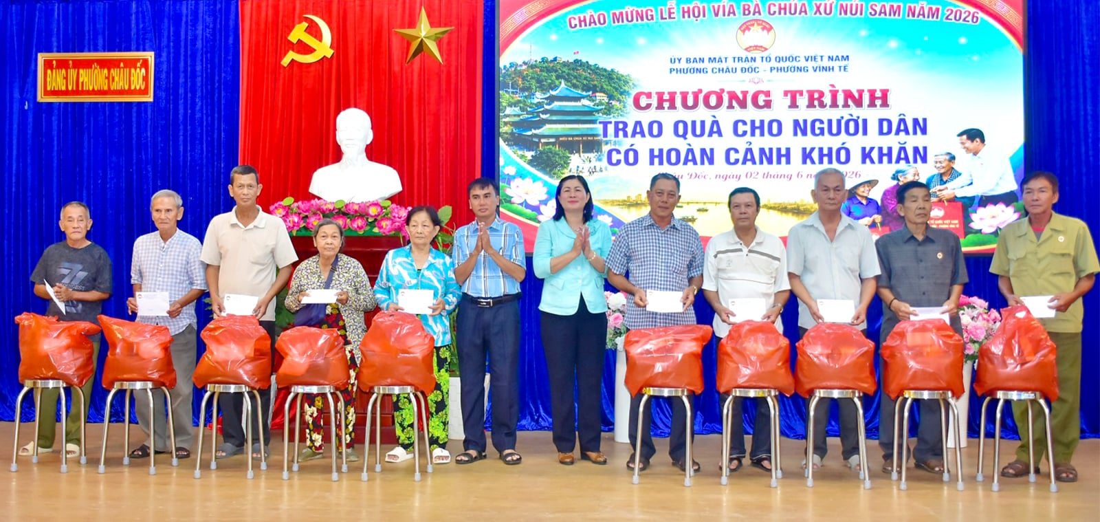 Mieszkańcom dzielnic Chau Doc i Vinh Te wręczono 200 prezentów.