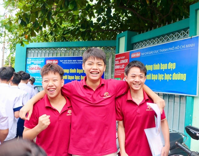 Thi xong lớp 10, thí sinh tự tin đạt điểm cao, phụ huynh thưởng lớn  - Ảnh 1.