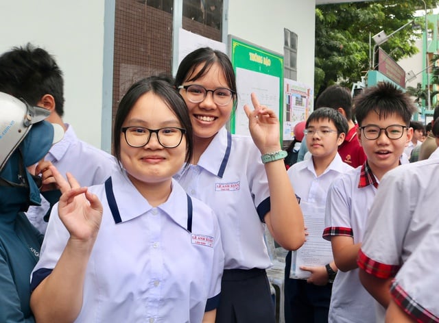 Thi xong lớp 10, thí sinh tự tin đạt điểm cao, phụ huynh thưởng lớn  - Ảnh 2.