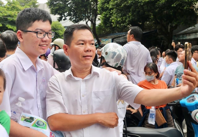 Thi xong lớp 10, thí sinh tự tin đạt điểm cao, phụ huynh thưởng lớn  - Ảnh 4.